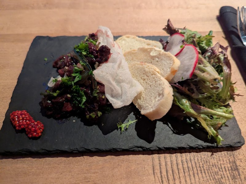 #增肥篇滿地坑的美食不會令人失望的！首先作為國菜 Poutine 的發源地，真的是隨便亂進一家都行