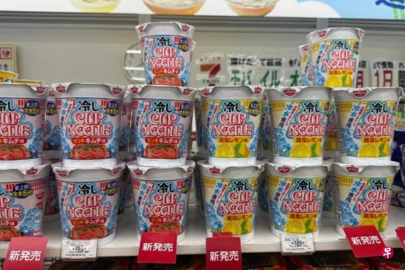 只需加入冷水，等五分钟就能吃。日本方便面巨头日清食品推出的“冷杯面”（Cold Cup Noodle）上市仅一周，首批库存就卖光了，销量远超公司原本预计一到两个月的供应量。