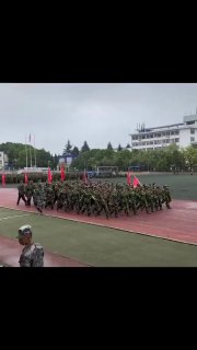 接下来走来的是学生顺拐方阵，教官也无奈了😅