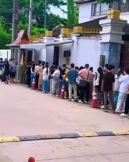 东南亚华人大事件：中国驻老挝大使馆领事业务侧门 大批人员排队补办护照 办理旅行证 随着配图