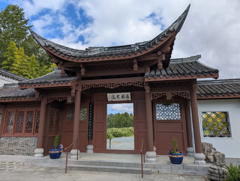 愛我的小姐妹！特定來拜訪了蝦圖本地人都不知道的地方，西華園，一座由重慶園林師規劃、重慶工匠以長江石材實地搭建，並有重慶書法家題字的傳統巴氏園林