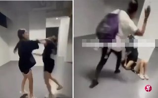 两名少女深夜大打出手，阿嫂连忙介入，控制场面。https://zb.sg/vEvp