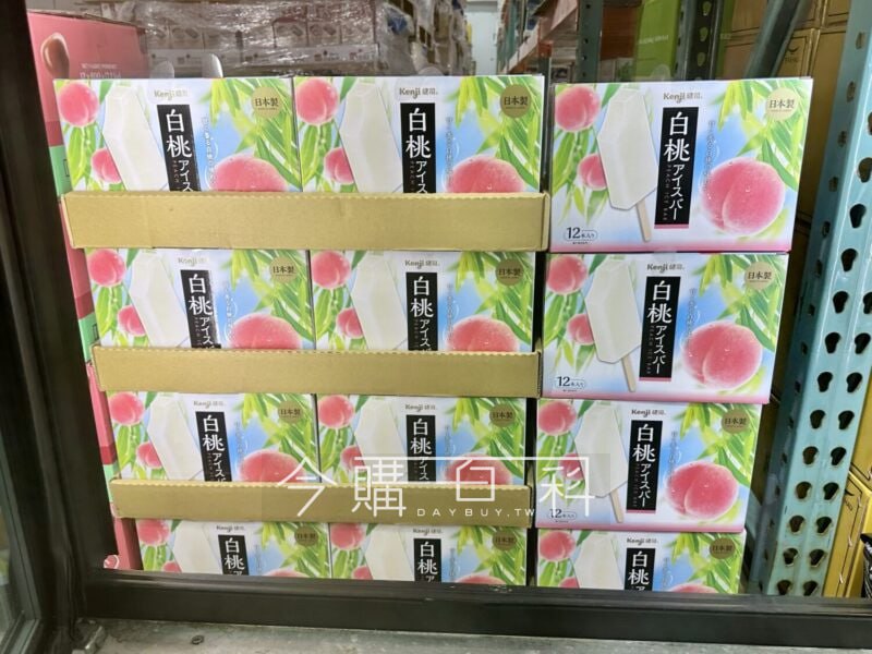 【Costco夏季冰品推薦】🍑Kenji健司白桃冰棒 清爽上市！📍 賣場價格：299元 / 12支（平均一支不到25元，高CP值！）來自日本的夏日好滋味，精選白桃果汁以黃金比例調製，每一口都能品嚐到酸酸甜甜的白桃果香，咬下去QQ的口感十分特別，特別適合夏日的午後或是飯後一支，解膩又滿足！除了冰棒直接吃，還能玩出多種創意吃法，12支輕鬆秒殺✨ 加入氣泡水，搖身一變成為消暑的 白桃汽水⛱🧃✨ 混搭一點酒精，立刻變身大人味 白桃沙瓦 🍸這小小的變化如果是出現在餐廳，就不知道要加多少啦!!Costco現貨熱賣中，快讓全家一起享受來自日本的清爽香甜吧😋#Costco冰品 #Kenji健司 #白桃冰棒 #日本製 #冰涼消暑 #甜點控必吃【Costco夏季冰品推薦】🍑Kenji健司白桃冰棒 清爽上市！📍 賣場價格：299元 / 12支（平均一支不到25元，高CP值！）來自日本的夏日好滋味，精選白桃果汁以黃金比例調製，每一口都能品嚐到酸酸甜甜的白桃果香，咬下去QQ的口感十分特別，特別適合夏日的午後或是飯後一支，解膩又滿足！除了冰棒直接吃，還能玩出多種創意吃法，12支輕鬆秒殺✨ 加入氣泡水，搖身一變成為消暑的 白桃汽水⛱🧃✨ 混搭一點酒精，立刻變身大人味 白桃沙瓦 🍸這小小的變化如果是出現在餐廳，就不知道要加多少啦!!Costco現貨熱賣中，快讓全家一起享受來自日本的清爽香甜吧😋#Costco冰品 #Kenji健司 #白桃冰棒 #日本製 #冰涼消暑 #甜點控必吃