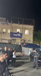 נתניהו נמצא כעת בנתניה ומבקש מאנשים לצאת ולהצביע עבורו.