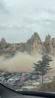 ארובת פיות קרסה ליד הכניסה למוזיאון הפתוח גרמה בקפדוקיה, מחוז נבשהיר, טורקיה (29.10.2026). לפחות שני אנשים…