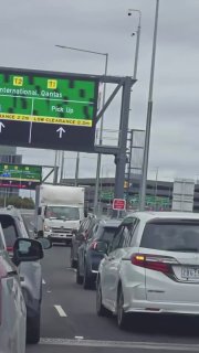 נהג משאית בעל מראה הודי בצד הלא נכון של הכביש בנמל התעופה של מלבורן עורר ויכוח, כאשר חלקם מתחו ביקורת על כל…