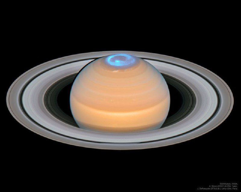 2024 年 12 月 8 日环绕土星北极的极光  影像提供: NASA, ESA, Hubble, OPAL Program, J. DePasquale (STScI), L. Lamy(Obs. Paris)说明：土星的极光和地球上的同类雷同吗？为了回答这个问题，在2017年9月时，哈伯太空望远镜和卡西尼号太空船在绕行土星的最后轨道期间，同时监控土星的北极