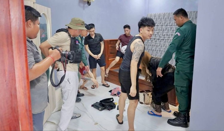 东南亚华人大事件：柬埔寨警方突击柴桢省三处窝点拘八人 柬埔寨柴桢省巴维市8月9日开展系配图