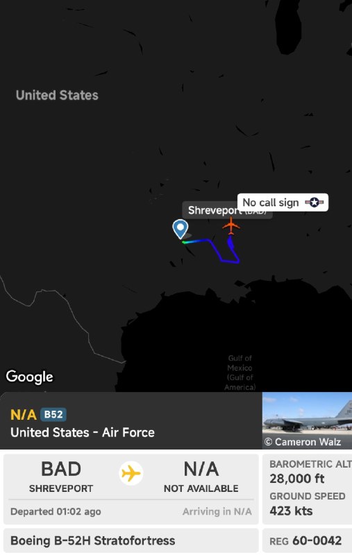 המפציץ ב-52H Stratofortress ומטוסי המכלית סטרטוטנקר טסים שניהם בשמיים מעל ארצות הברית.