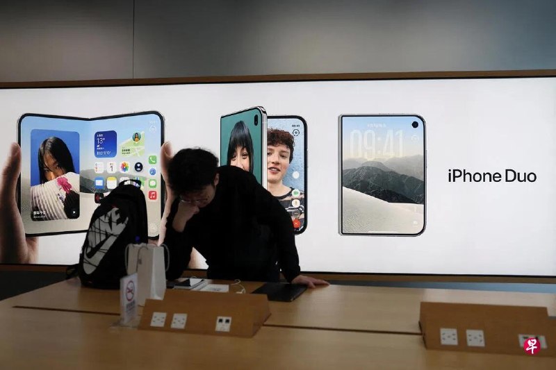 苹果首款折叠屏手机iPhone Duo首发货源迅速售罄，天猫、京东苹果官方旗舰店预计发货时间已排至明年，市场“黄牛价”也高涨。