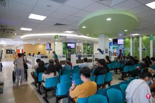 从2026年4月1日起，新购买的综合健保计划附加险，不再覆盖最低自付额，保户须承担一部分费用。不过，每年保费预计会调低，平均便宜三成，年龄较大的保户可省更多。 https://zb.sg/c3Ah