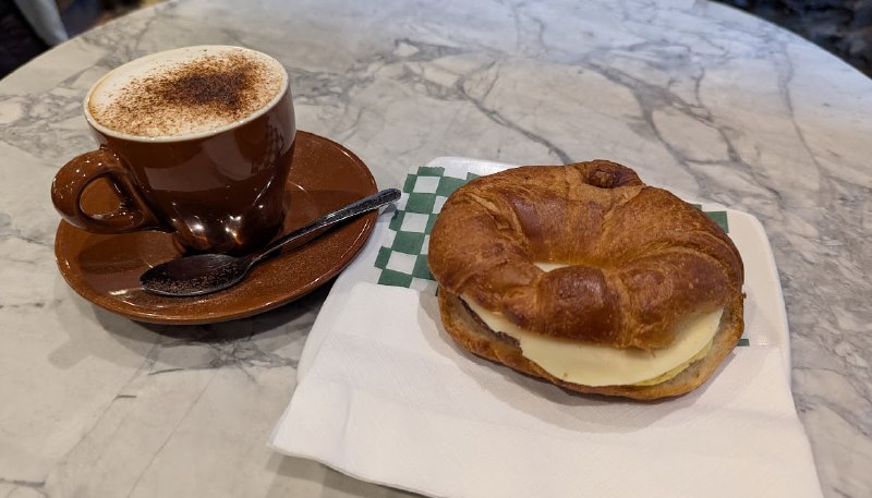 #增肥篇滿地坑的美食不會令人失望的！首先作為國菜 Poutine 的發源地，真的是隨便亂進一家都行