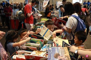 为参加国家图书馆管理局举办的“好书赠送活动”，约500人一早冒雨到国家图书馆大厦排队，希望挑到心仪的书。“好书赠送活动”原定上午10时开始，但8时30分起就有公众陆续到场，开场前队伍已超过500人。https://zb.sg/972r