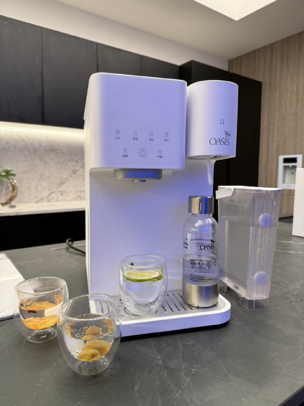 【Costco線上好物推薦】把五星級飲水BAR搬回家！Super Pro 桌上型多溫氣泡開飲機 ✨自從家裡換了這台，全家人的喝水習慣真的被徹底改變了！不管是早上泡咖啡趕著出門、炎熱午後來杯氣泡水沁涼解熱，還是睡前泡杯溫牛奶，它都能一鍵搞定