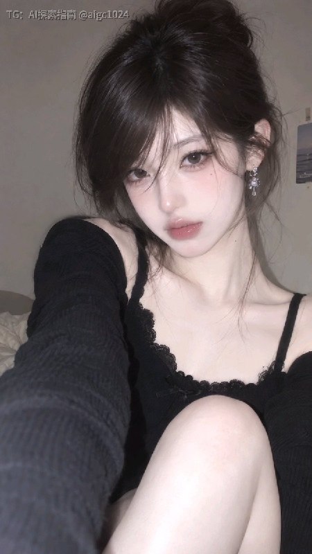 冷白皮的纯欲感提示词：生成18岁漂亮中国少女，模糊，女生冷白皮，真人，姿态自然，小头，头像感，特别特别瘦