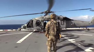 这下真·虽远必诛了。美军刚刚在印度洋扣了一艘从委内瑞拉往中国转运石油的油轮还记得马杜罗被抓那天大量影子油轮从委内瑞拉疯狂出逃吗？这是其中的一艘，不但关了信号应答器，还油漆了新名字不敢走苏伊士运河，大老远地绕过非洲好望角，绕了一个月觉得可以上岸了，没想到美军一直盯在屁股后面🤣