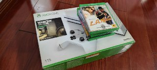 #出售 #电子垃圾 #XboxOneS 联系 立音喵  价格 550Xbox One S 1TB 国行 无手柄带5个游戏盘国行版可以U盘解锁，箱子里有2个小U盘是以前切换国行和全球的文件，现在应该是有新的方法切换