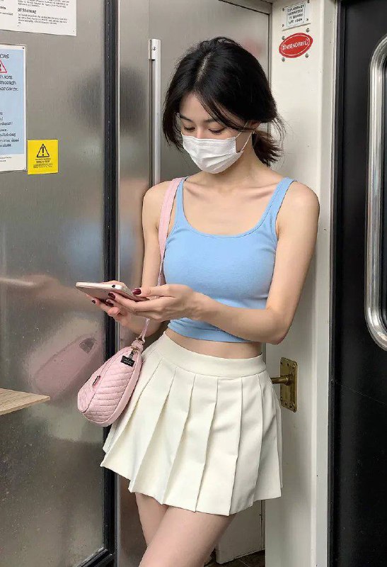小红书美女制造机小红书真实风格丨日常照片丨极致逼真丨Flux模型1024以下直出已经极度真实，反正我是分辨不出来模型地址：