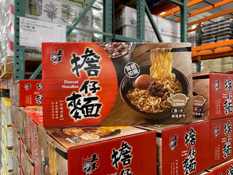 Costco新款擔仔麵，裡面有一顆茶葉滷蛋和獨立肉燥包，感覺自己在切一點青蔥還滿有感覺