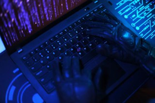 德国展开国际联合行动打击网络犯罪 18人被捕德国当局说，在一场针对网络诈骗和洗钱网络的国际联合行动中，逮捕了18人。路透社报道，德国联邦刑事警察局和检察官星期三（11月5日）说，在2016年至2021年间，嫌犯利用来自193个国家的430万个人信用卡信息实施诈骗，涉案金额超过3亿欧元（约4.5亿新元）。嫌疑人通过订阅虚假网站的服务来转移资金，这些网站提供的服务包括流媒体、约会和娱乐。检方指出，犯罪分子为处理支付流程，曾入侵德国四家主要支付服务商，但这些公司未被点名。当局星期二（4日）晚上透露，他们已在德国、