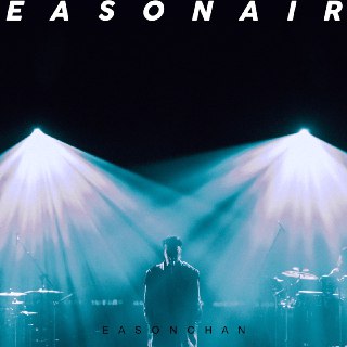 名称：陈奕迅 EasON AIR (Live at EasON AIR) Hi-Res FLAC 96kHz 24bit qobuz描述：《EasON AIR（Live at EasON AIR）》是陈奕迅于2022年9月13日发行的音乐EP。其源自陈奕迅2022年策划的线上音乐电台直播，收录了六首现场版歌曲，包括《冷雨》《慢慢喜欢你》等，其中五首为改编翻唱，一首是其原创旧作《下周同样时间（再见）》。EP融合雷鬼、funk、拉丁爵士等元素，展现了陈奕迅对不同音乐风格的驾驭能力。1. 冷雨（Live at E