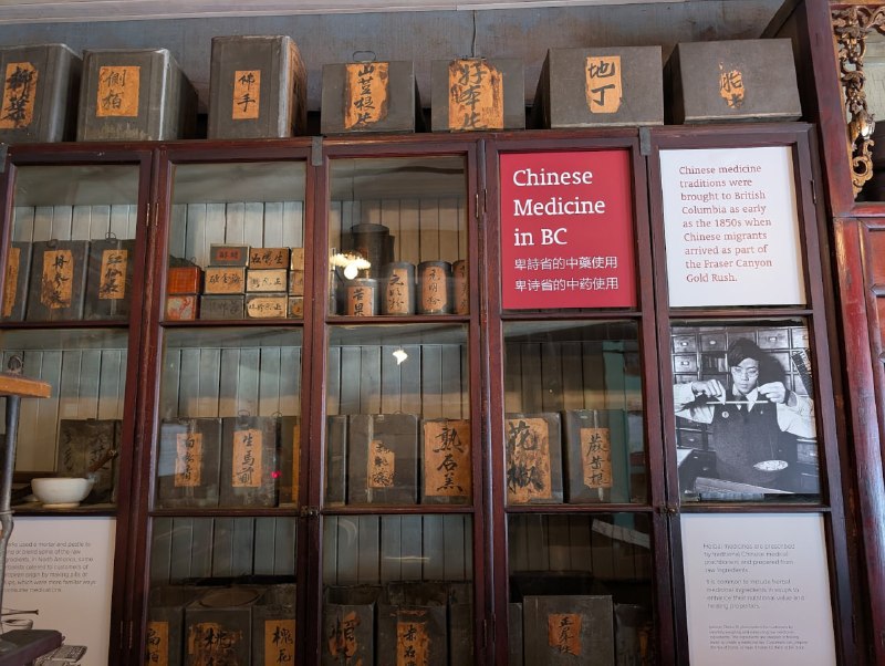 又來一處類似的北美古鎮景點閒逛，複刻的 1920s 的街區，店鋪配置稍見不同，竟然有家中醫館……關鍵是裡面還配個白男志願者，一直對我說中藥很有效，他也會用，很難綳得住
