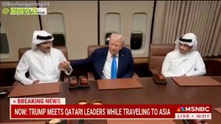 【川普突访卡塔尔，外交火力全开】川普总统飞往马来西亚途中，在“空军一号”上临时停靠卡塔尔，与卡塔尔埃米尔（国王）亲自会面，确认中东和平局势稳定。✈️🕊️川普总统笑说：“埃米尔不仅是中东的领导人，更是世界上最伟大的统治者之一——他既受人尊敬，也深受爱戴。还有这位首相，我的老朋友，我们一起完成的事——太不可思议了，中东的和平！”埃米尔回应：“我一听川普要来加油，就说——不许起飞！我要亲自来见他！”整个场面温馨又高能，外交氛围满格。