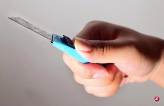 室友为金钱闹纠纷，两人互挥拳，其中一人还拿美工刀刺伤对方脖子，刀片还刺进对方的胸壁。https://zb.sg/uqS7