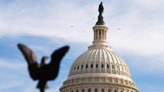 美国联邦政府10月1日0时“停摆”。这意味着除了被视为提供“必要服务”的政府雇员外，数十万联邦雇员将被迫无薪休假，部分公共服务可能被暂停或延迟，经济数据发布也将受到影响。 参议院未能在政府资金耗尽前通过新的临时拨款法案。民主党要求加强医保相关福利，诉求包括延长即将于年底到期的《平价医疗法案》加强型补贴、恢复部分合法居留的移民享受《平价医疗法案》福利。共和党对此表示反对，并推动暂时维持现有政府拨款水平。近日来，共和党人和民主党人持续互相指责，称对方迫使政府“停摆”。 参议院1日再度否决共和党提出的一项临时拨…