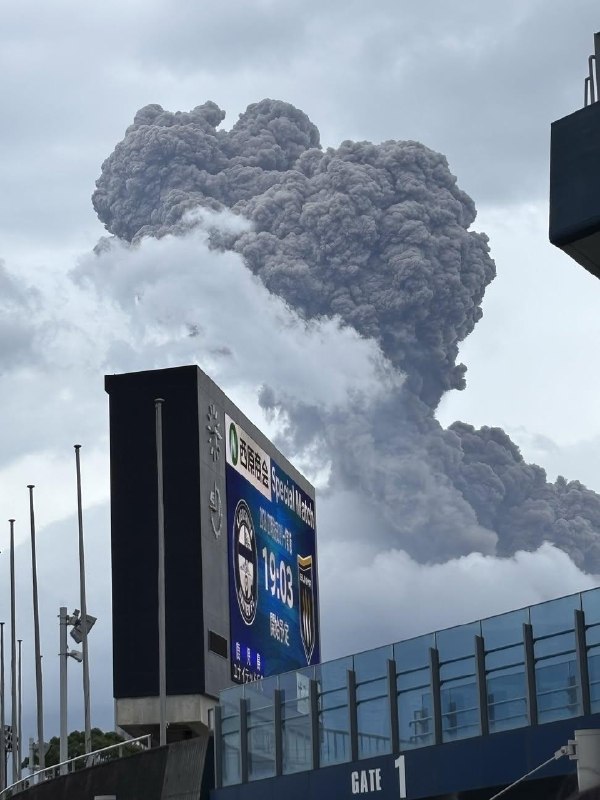 Massive fire breaks out at Nipah Mall in Makassar, Indonesia 🇮🇩 (09.08.2026)