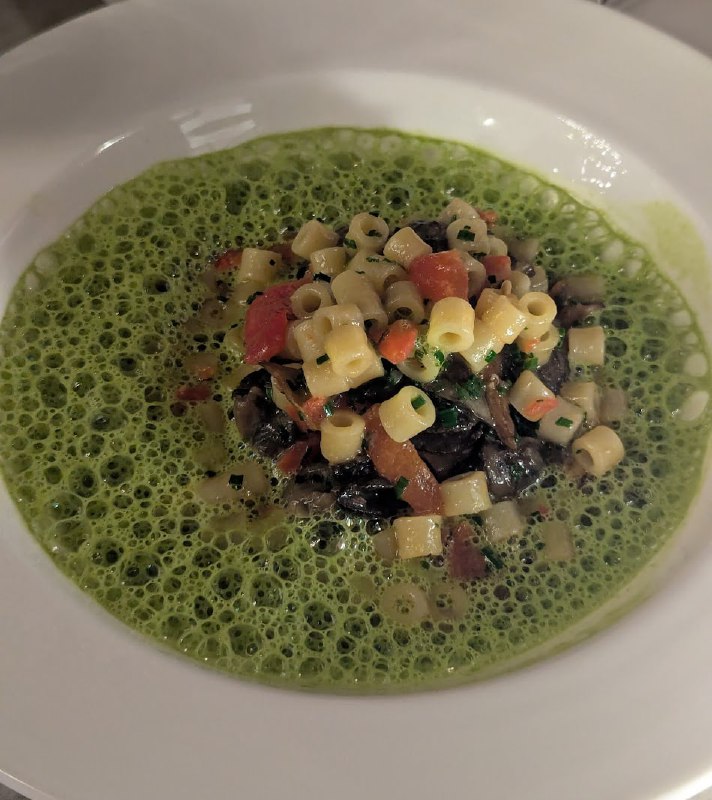 #增肥篇再來魁國有在好好吃飯！因為太想吃 Escargot 了，這次正經找了一家法餐 Leméac，意外發現今年米芝蓮首次評選魁國餐廳，這家就在榜上