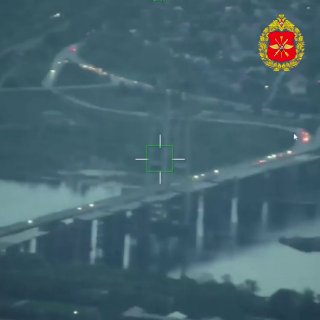 כוחות רוסים תקפו גשר כבלים ליד זפורוז'יה פיצוץ חזק ועמוד אש בעקבות הפגיעה בגשר הכבלים באזור זפורוז'יה. הפגי…