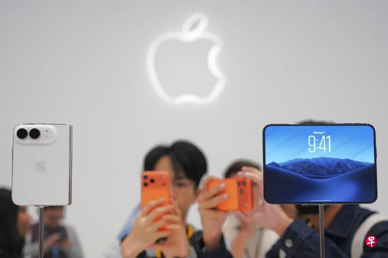 苹果推出首款折叠机iPhone Duo，虽然中国市场预定在10月16日开放预购，但已掀起抢购潮。有“代购黄牛”贷款抢货，这款折叠机价格甚至被哄抬到9万9000元（人民币，约1万8700新元）。