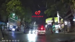 Bé gái đi xe đạp điện vượt đèn đỏ bị ô tô tông ở Phan Bội Châu