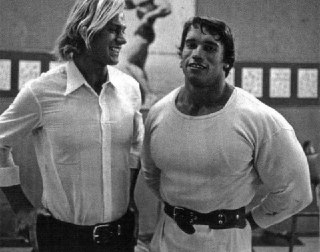 1967年，阿诺德·施瓦辛格与他的哥哥梅因哈德合影。1971年5月20日，梅因哈德因酒后驾车发生车祸身亡。阿诺德没有出席他的葬礼。