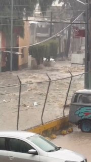 Several vehicles were swept away by massive floodwaters caused by heavy rain in Colonia Hank González, Ecatepec, Mexico 🇲🇽 (14.09.2026)
