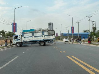 #网友投稿：西港皇家永利附近发生工人讨薪堵路事件。工人因薪资问题聚集堵路，造成局部交通受影响。