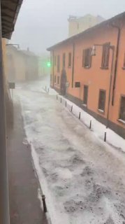 Intense hailstorm hits Capriate San Gervasio, Bergamo Province, Italy 🇮🇹 (10.06.2026)Video: Gira lonela