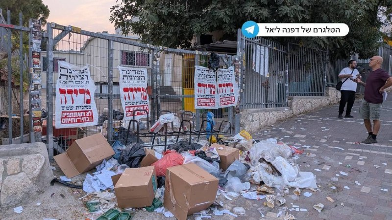 חרדים" אנטי ישראליים מוחים ומבצעים מעשי ונדליזם בקלפי ב"בית שמש" ליד ירושלים בדחיית ההשתתפות בבחירות.