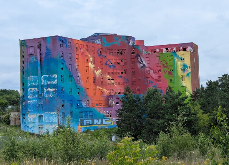 Sudbury 的廢棄病院被塗鴉成了加拿大最大的單體壁畫，這種場所還是更適合改造成富士急鬼屋🤔