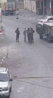כוחות ישראל הישראליים עוצרים פלסטינים מרובים בחברון, בגדה המערבית .