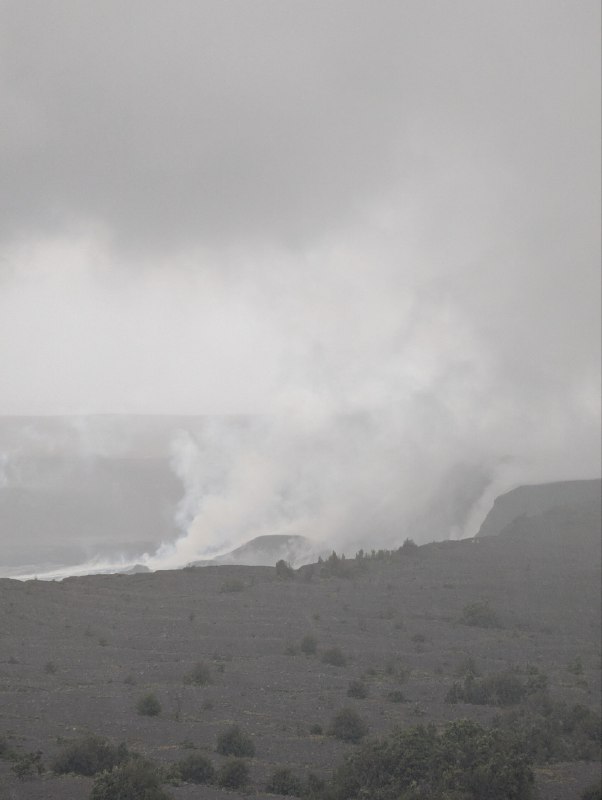 火山這兩天天氣不好，蹲了兩晚，所幸火山女神 Pele 送了一份離別禮，literally 在我即將離開的最後十分鐘裡看見了紅光