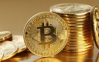 #加密货币 微策略 MSTR 继续增持比特币，以 89,960 美元的价格增持 130 枚比特币，总储备达到 650,000 枚比特币。关键指标：新增购买：130 BTC单个成本：89,960 美元合计成本：1,170 万美元持有总量：65 万枚单个成本：74,436 美元合计成本：483.8 亿美元微策略为应对短期波动还准备设立 14.4 亿美元的储备基金，用于支付利息和偿还债务，可以确保至少未来 12 个月的利息和债务可以顺利支付。查看全文：https://ourl.co/111247🎲 订阅频道 🎲 