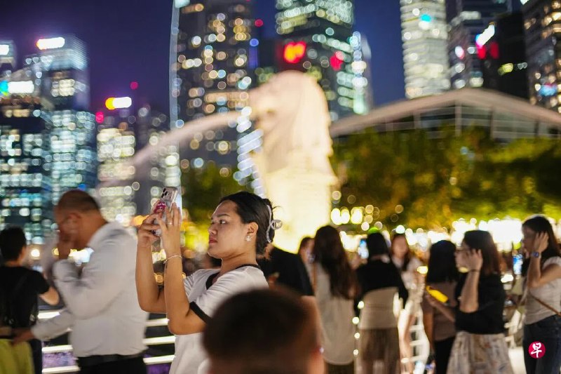 每年七八月中国大陆暑假是本地旅游旺季，今年却似乎热不起来，受访的本地旅游景点业者反映，单在今年7月，到访新加坡的中国旅客较去年同期下滑，降幅甚至在三成以上；酒店业者则面临成团订房临时取消的窘境，一度大热的中国来新游学活动也迅速趋缓。