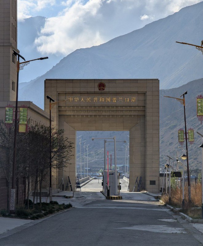 普蘭縣城本不在行程中，體驗卻還挺特別的