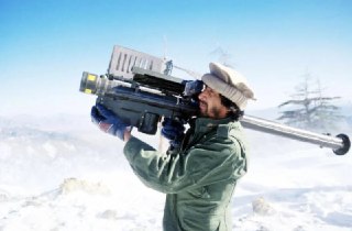 1988年2月：一名阿富汗圣战者战士正用新近获得的毒刺导弹瞄准一架飞过的苏联飞机。#苏阿战争