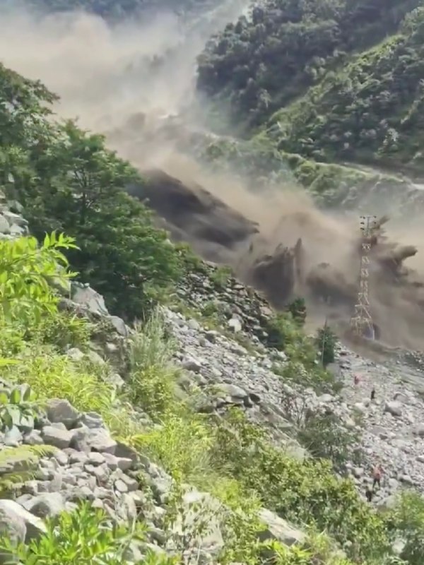 Heavy flooding caused by torrential rain in Himi City, Toyama Prefecture, Japan 🇯🇵 (27.08.2026)