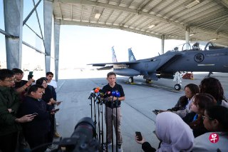 面对日益复杂的局势，我国正通过军机采购与联合演习提升防卫能力。刚宣布的波音P-8A海上巡逻机预计在2030年代初投役，我国也计划引进其他配套装备，并通过与他国联合演练增强协同作战能力，以应对安全挑战，维护区域和平。 https://zb.sg/dHQH