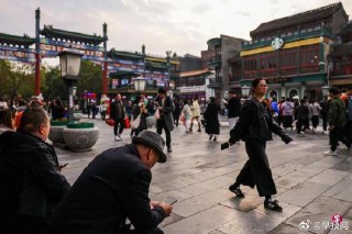 北京进入呼吸道传染病高发期 多种感冒药销量飙升11月以来中国全国流感活动快速上升，北京已迈入呼吸道传染病高发期，北京儿童医院内科门诊里挤满等候就诊的家长和孩子。有家长表示，听说如果得了甲型流感，24小时内吃一粒奥司他韦就管用，导致“现在好多人抢着买，就怕买不着。”