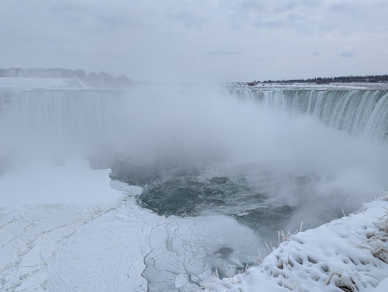 Frozen Falls!& Niagara College Teaching Winery最右這款叫 Scholar 的小甜冰酒好好喝，Niagara 的酒莊果然得多嘗幾家